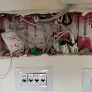 התקנת מספר נקודות רשת ותשתית תקשורת מושחלת בקיר