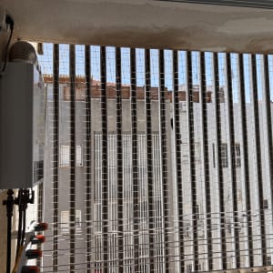 רשת למניעת כניסת יונים במרפסת בניין