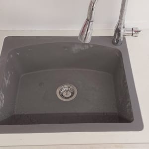 כיור מותקן בשיש לבן עם כלים מסביב