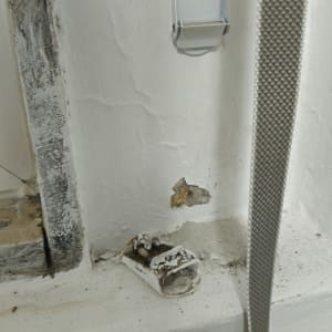 תושבת חלון ישנה עם סימני בלאי וקורוזיה