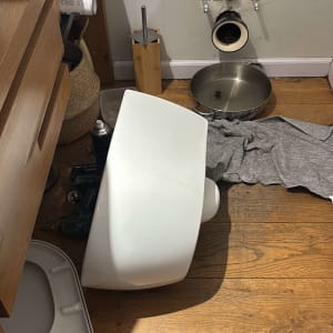 אסלה מנותקת, כלים וצינור פתוח על הרצפה