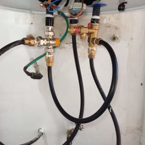 חיבורים וצינורות במערכת חימום מים