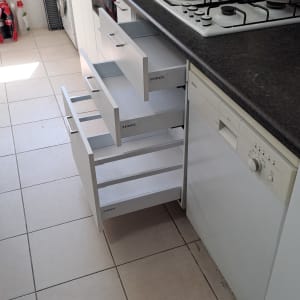 מגירות מטבח פתוחות ליד כיריים ותנור