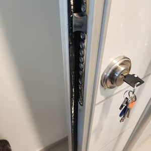 מנעול דלת עם מפתחות תלויים