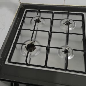 הגבהת שיש לכיריים גז מנירוסטה על משטח שיש במטבח