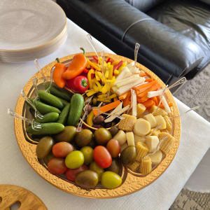 מגש ירקות צבעוני עם ירקות שונים על שולחן