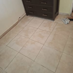 רצפה מרוצפת עם ארון כהה בפינה