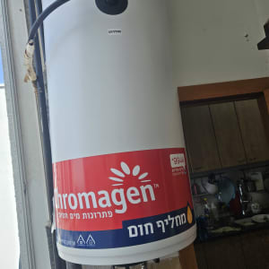 דוד שמש כרומגן עם צינור מחובר