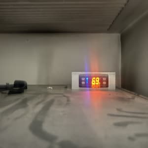 תצוגת טמפרטורה במקרר עם מספרים דיגיטליים