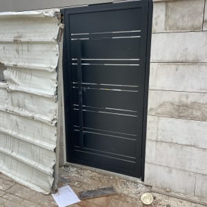 שער אלומיניום שחור עם פסים אופקיים