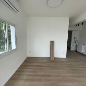 קיר גבס לבן עם חלון ומזגן