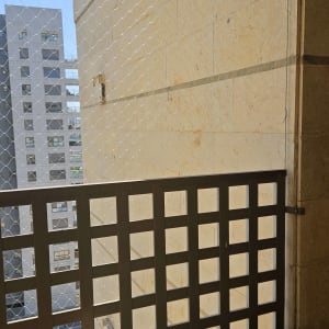 רשת למניעת כניסת יונים במרפסת