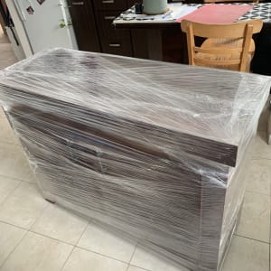 רהיט עטוף בניילון נצמד במטבח ביתי