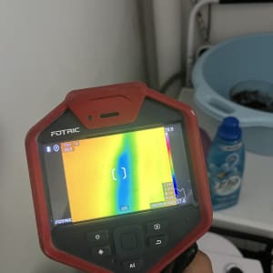 מצלמה תרמית מציגה תמונה צבעונית לזיהוי נזילות