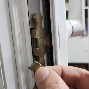 יד מחזיקה חלק מתכת ליד מנגנון תריס