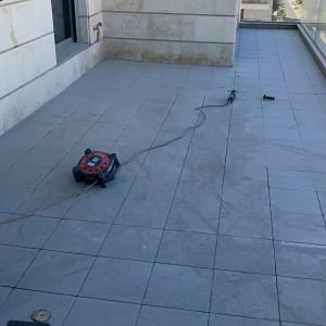 כבל מאריך וכלי עבודה על רצפת מרפסת