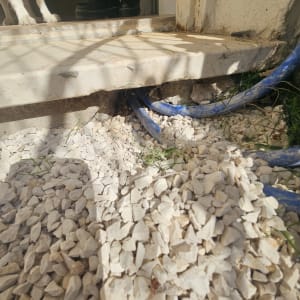 צינורות כחולים מתחת לאדמה ליד דלת כניסה