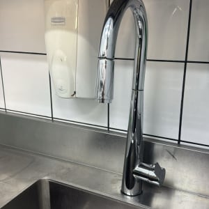 ברז נירוסטה וכיור במטבח עם מתקן סבון קיר