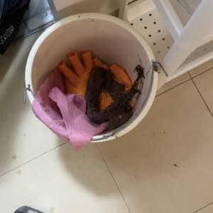 דלי עם סמרטוטים וכלי עבודה של אינסטלטור