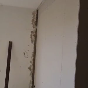 קיר גבס עם סדקים ותיקונים חלקיים