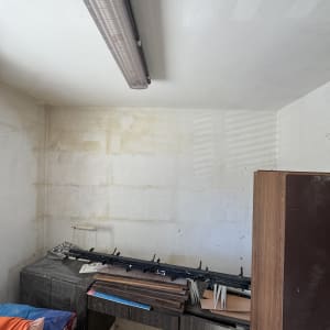 חדר עם קיר מלוכלך ורהיטים ישנים
