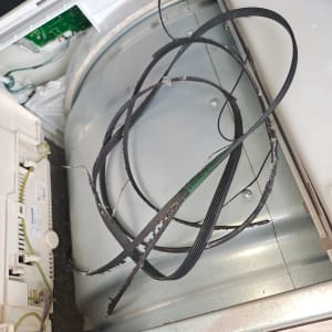 חגורה קרועה בתוך מכשיר חשמלי פתוח