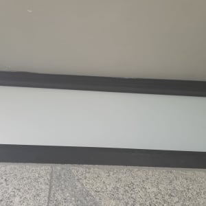 חלון אלומיניום בודד עם פרופיל כהה וזכוכית חלבית
