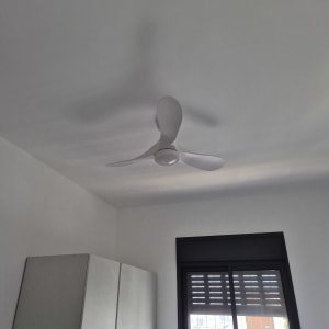 מאוורר תקרה בחדר עם חלון וארון