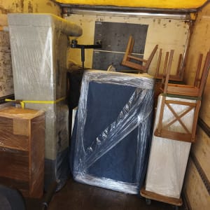 רהיטים עטופים בניילון בתוך משאית הובלה