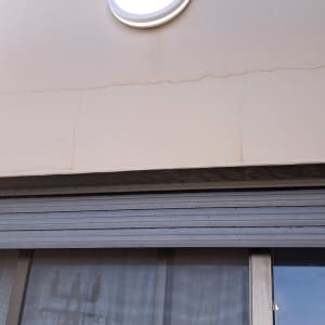 מנורה עגולה מותקנת על קיר חיצוני של בניין