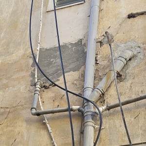 צינורות ותשתיות על קיר חיצוני של בניין