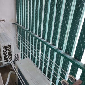 רשת מתכת למניעת כניסת יונים ליד מזגנים