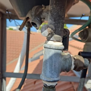 צנרת ומחברים של מערכת סולארית על גג