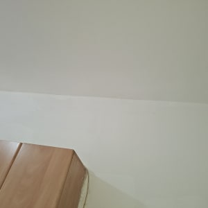 תקרה וקיר עם עבודת גבס או עץ