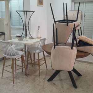 כיסאות הפוכים על שולחן, הכנה לניקיון