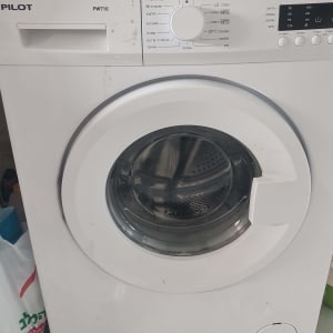 מכונת כביסה עם לוח בקרה ותוף גלוי