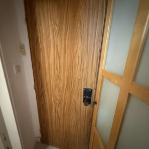 דלת עם מנעול דיגיטלי מותקן