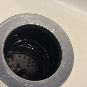 כיור עם ניקוז מתכת במטבח או חדר אמבטיה