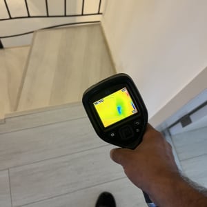 מצלמה תרמית מציגה אזור כחול על מסך