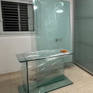 שולחן זכוכית וחלון בחדר ריק