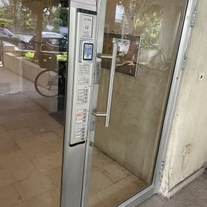 דלת זכוכית עם מערכת אינטרקום