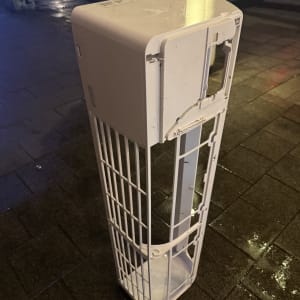 חלק ממזגן מונח על הרצפה בלילה