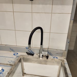 ברז כיור נירוסטה עם אריחי קיר לבנים