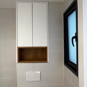 ארון עץ לבן עם מדף פתוח