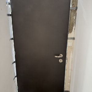 דלת מותקנת במסגרת קיר עם ידית כסופה