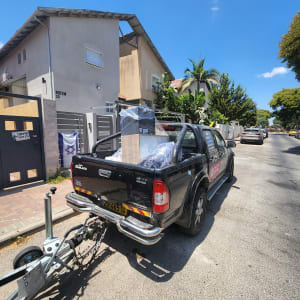 משאית עם מטען ברחוב, קשור לשירותי הובלה