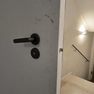 ידית דלת ומנעול בכניסה לבית