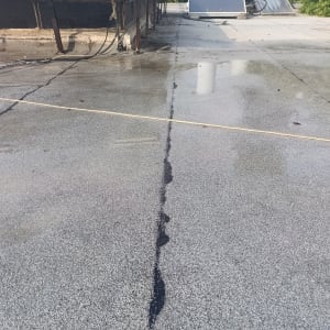 גג שטוח האיטום ביריעות ביטומניות עם חיבורים ושלולית מים
