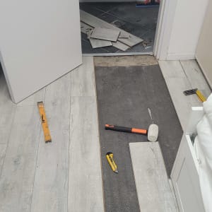 התקנת פרקט עם כלים כמו פטיש וסכין יפני