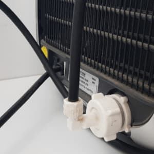 צינור מחובר לשסתום פלסטיק על מכשיר